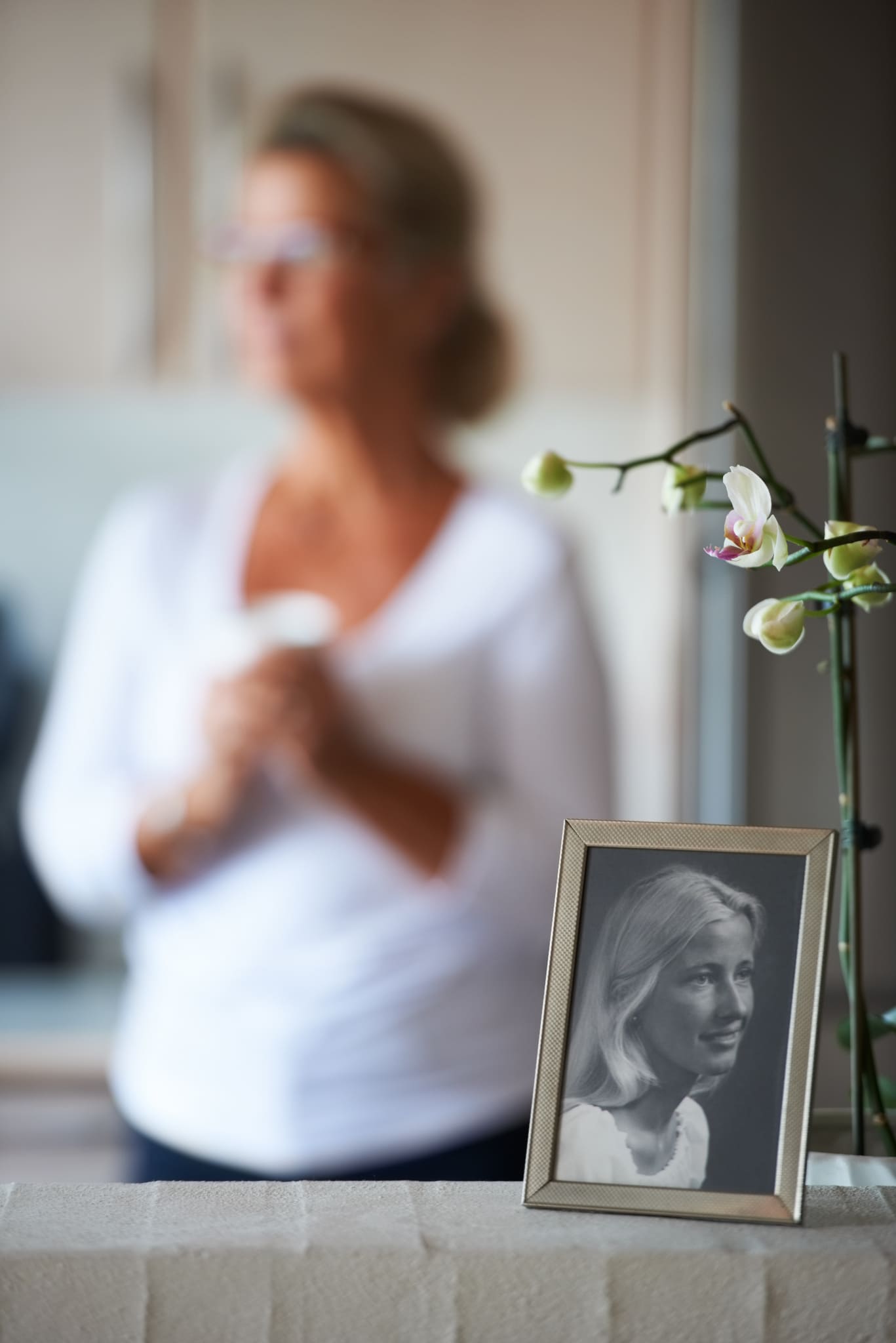 Vrouw met fotolijst