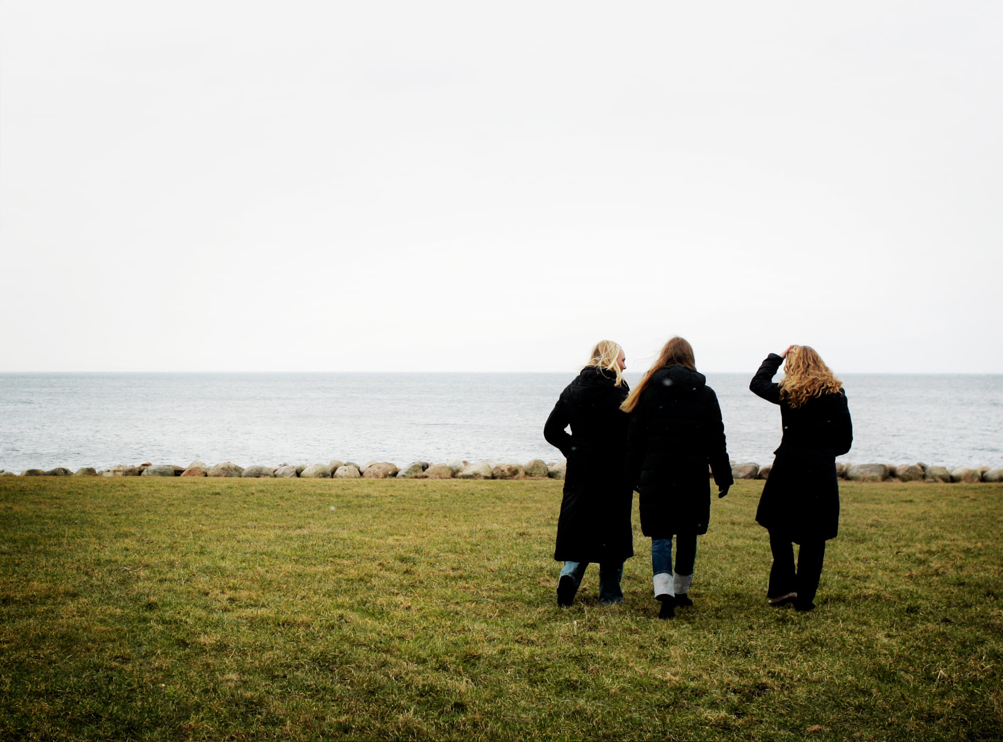 3 dames bij het water aan het wandelen